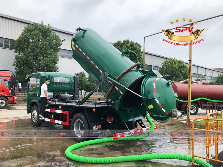 5,000 Litres Sewage Vacuum Truck Sinotruk - D2
